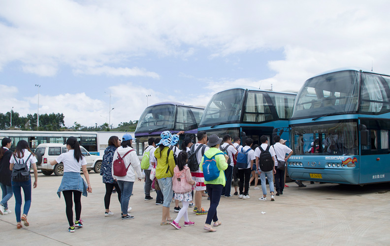 乘坐高铁一个多小时就可以到达普者黑景区，当地旅行社的董事长亲自到车站迎接HJC黄金城的小伙伴们。